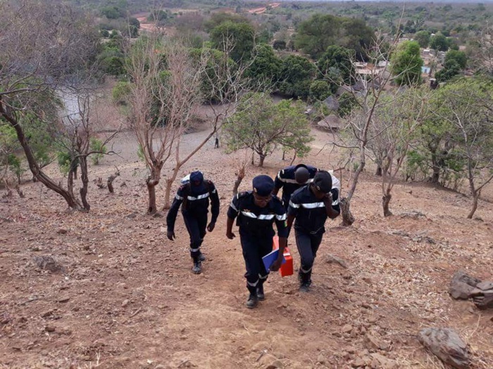 Kédougou : Spectaculaire opération de sauvetage à Iwol à 493 m d’altitude au-dessus du village de Ibel. Kédougou : Spectaculaire opération de sauvetage à Iwol à 493 m d’altitude au-dessus du village de Ibel.