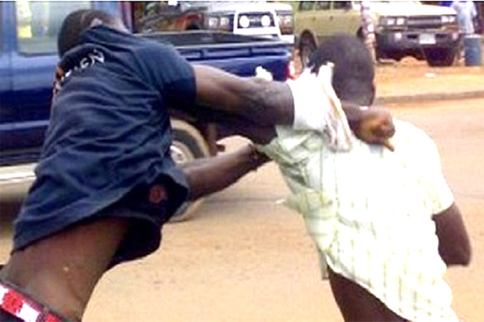 «Matey» à Yoff : Un automobiliste tabasse le chauffeur d'un clando et crève ses pneus «Matey» à Yoff : Un automobiliste tabasse le chauffeur d'un clando et crève ses pneus