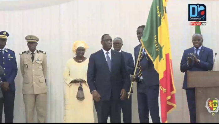 Macky Sall remettant le drapeau aux Lions : « Faites autant, voire mieux que la génération de 2002 ! » Macky Sall remettant le drapeau aux Lions : « Faites autant, voire mieux que la génération de 2002 ! »