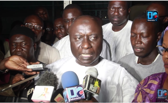 TOUBA- Idrissa Seck prend part à la séance de déclamation de Khassidas aux côtés du Khalife Général des Mourides TOUBA- Idrissa Seck prend part à la séance de déclamation de Khassidas aux côtés du Khalife Général des Mourides