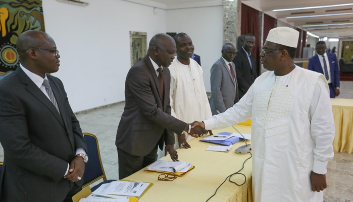 Parrainage : Macky Sall reçoit la commission ad hoc avant le passage du projet de loi au Parlement (Images) Parrainage : Macky Sall reçoit la commission ad hoc avant le passage du projet de loi au Parlement (Images)