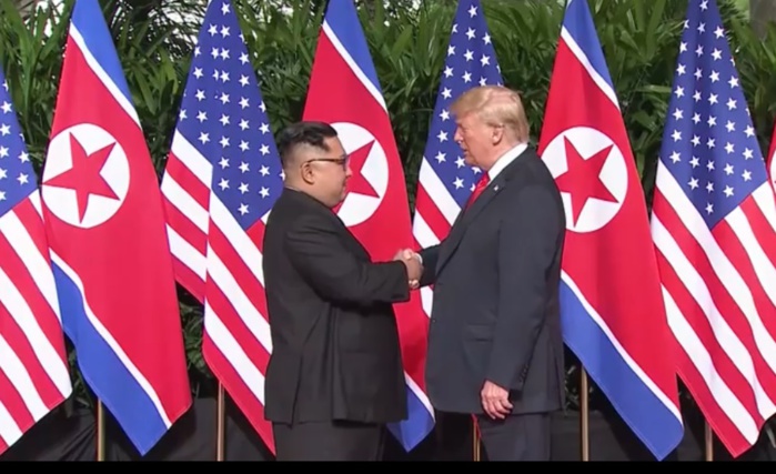 Sommet Donald Trump-Kim Jong Un : la poignée de main historique a eu lieu