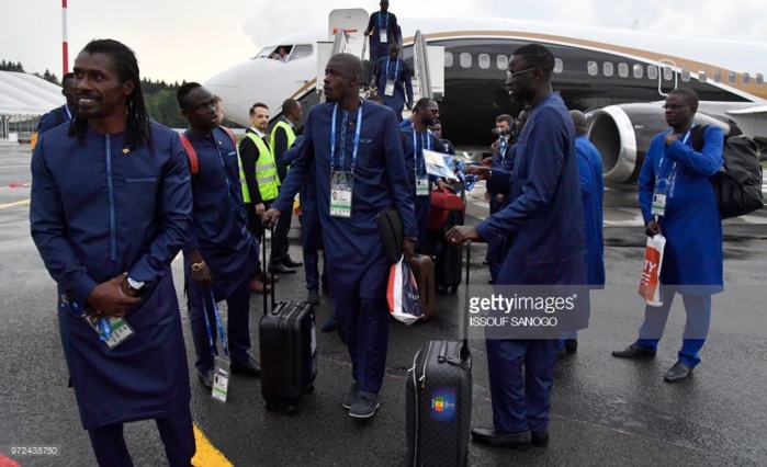 Coupe du monde : Les Lions arrivés à l'aéroport de Kaluga sous la pluie, en boubou "Obasanjo" Coupe du monde : Les Lions arrivés à l'aéroport de Kaluga sous la pluie, en boubou "Obasanjo"