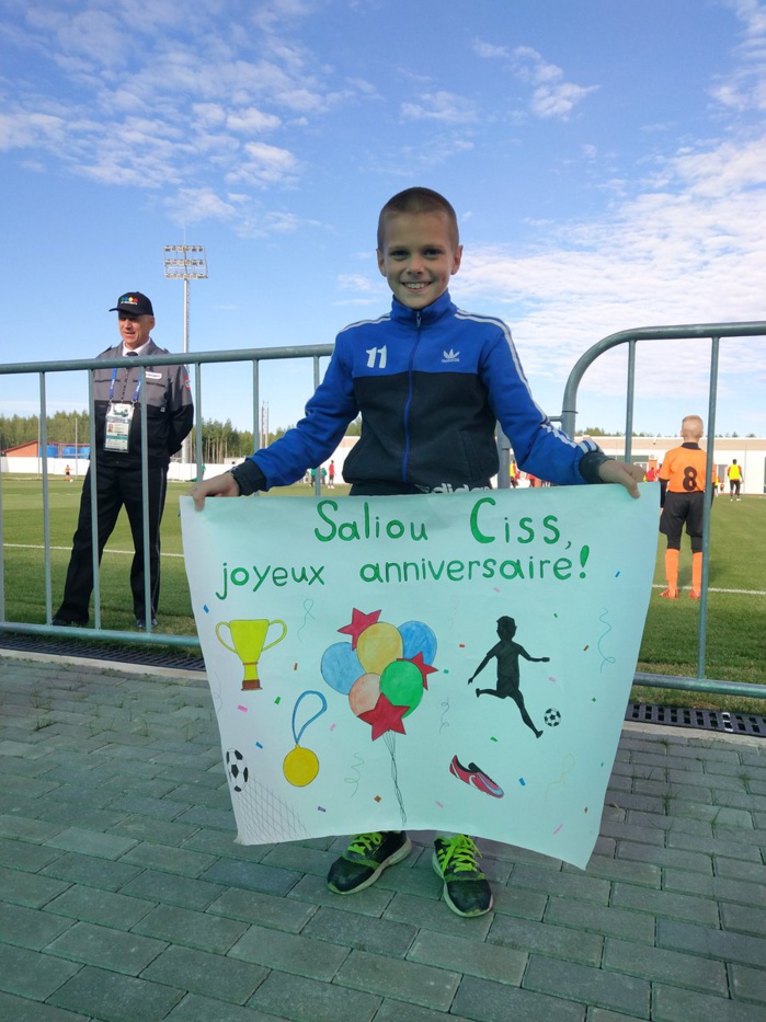 KALUGA : Sergueï, 10 ans, a tenu à souhaiter un joyeux anniversaire à Saliou Ciss