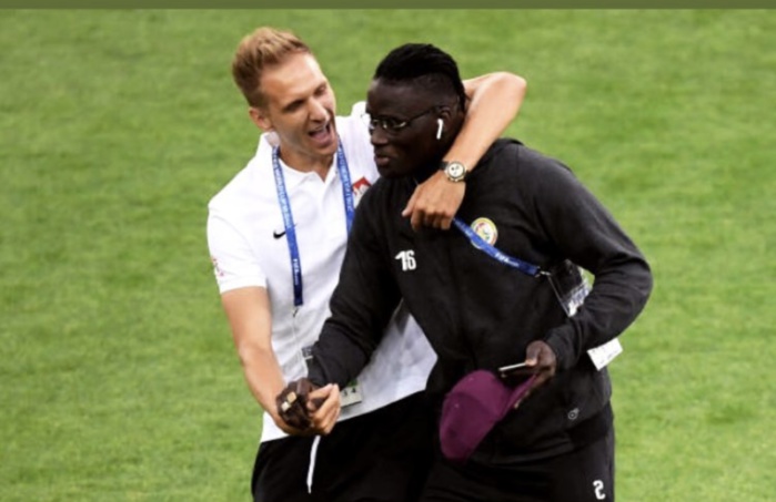 Quelques gouttes d'eau et du soleil sur le Stade du Spartak durant l'échauffement de Sénégal / Pologne Quelques gouttes d'eau et du soleil sur le Stade du Spartak durant l'échauffement de Sénégal / Pologne