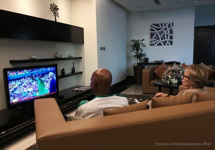 Abdoulaye Wade encourageant les Lions : « il ne fait pas de doute que vous ramènerez un jour prochain la coupe à la maison. » Abdoulaye Wade encourageant les Lions : « il ne fait pas de doute que vous ramènerez un jour prochain la coupe à la maison. »