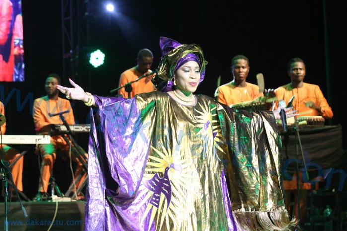Grand théâtre : Aïda Samb amadouée par les descendants de Samba Diabaré ( IMAGES ) Grand théâtre : Aïda Samb amadouée par les descendants de Samba Diabaré ( IMAGES )