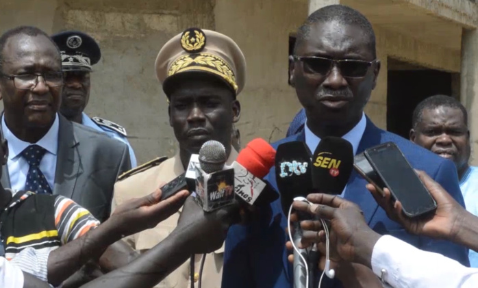 « Aucun homme de tenue n’a le droit de torturer à plus forte raison de tuer des détenus » (Ismaïla Madior Fall rendant visite aux détenus de la MAC de Saint-Louis) « Aucun homme de tenue n’a le droit de torturer à plus forte raison de tuer des détenus » (Ismaïla Madior Fall rendant visite aux détenus de la MAC de Saint-Louis)