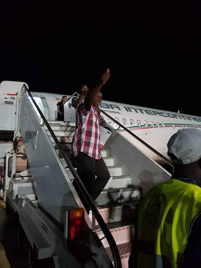 Incident à l’arrivée de la dépouille mortelle de la mère de Jammeh : Barrow en colère après l’interpellation de l’ex-aide de camp du président déchu Incident à l’arrivée de la dépouille mortelle de la mère de Jammeh : Barrow en colère après l’interpellation de l’ex-aide de camp du président déchu