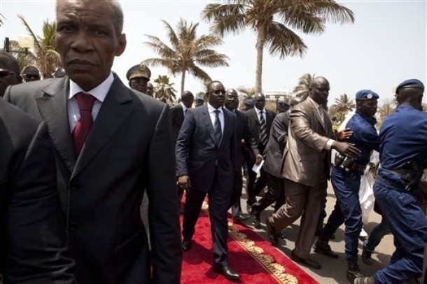 Informé du décès de Bruno Diatta sur le tarmac de l'aéroport LSS, le président Macky Sall annule son voyage au Mali.