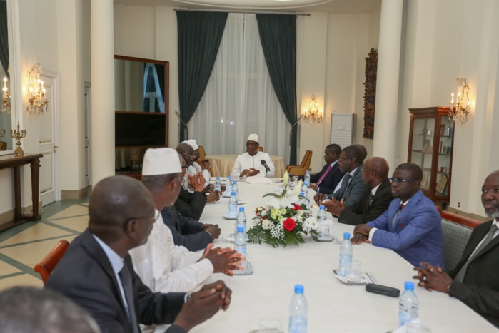 Palais : L'Ofnac a remis son rapport d’activités 2016 au Président Macky Sall Palais : L'Ofnac a remis son rapport d’activités 2016 au Président Macky Sall
