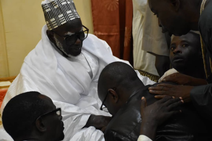 Yakham Mbaye à la tête d’une forte délégation reçu par le Khalife général des Mourides et son Porte-parole : "Priez pour préserver Le Soleil des tourmentes, et pour le triomphe de Macky Sall" Yakham Mbaye à la tête d’une forte délégation reçu par le Khalife général des Mourides et son Porte-parole : "Priez pour préserver Le Soleil des tourmentes, et pour le triomphe de Macky Sall"