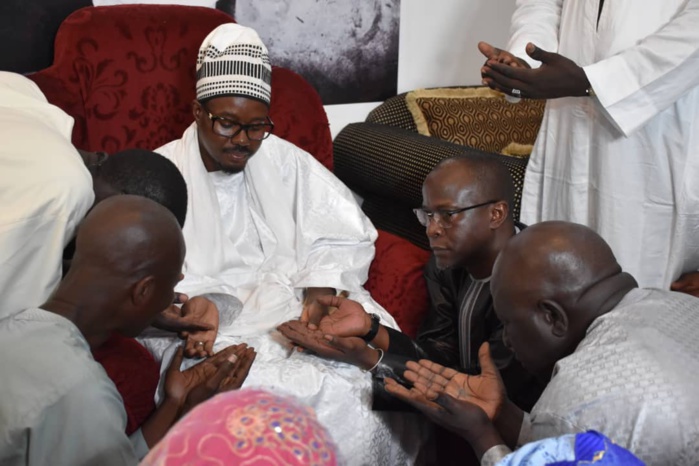 Yakham Mbaye à la tête d’une forte délégation reçu par le Khalife général des Mourides et son Porte-parole : "Priez pour préserver Le Soleil des tourmentes, et pour le triomphe de Macky Sall" Yakham Mbaye à la tête d’une forte délégation reçu par le Khalife général des Mourides et son Porte-parole : "Priez pour préserver Le Soleil des tourmentes, et pour le triomphe de Macky Sall"