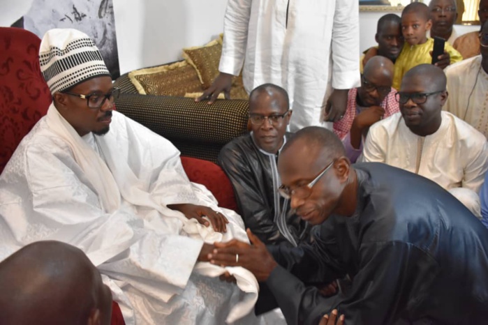 Yakham Mbaye à la tête d’une forte délégation reçu par le Khalife général des Mourides et son Porte-parole : "Priez pour préserver Le Soleil des tourmentes, et pour le triomphe de Macky Sall" Yakham Mbaye à la tête d’une forte délégation reçu par le Khalife général des Mourides et son Porte-parole : "Priez pour préserver Le Soleil des tourmentes, et pour le triomphe de Macky Sall"