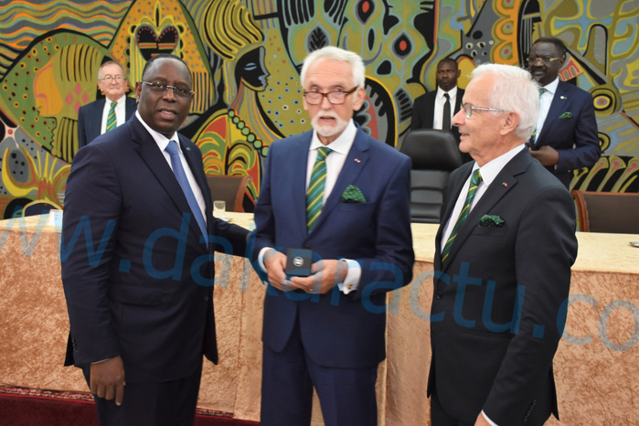 Le Président Macky Sall a été décoré de la médaille d’or de l’Académie d’agriculture de France ( IMAGES )