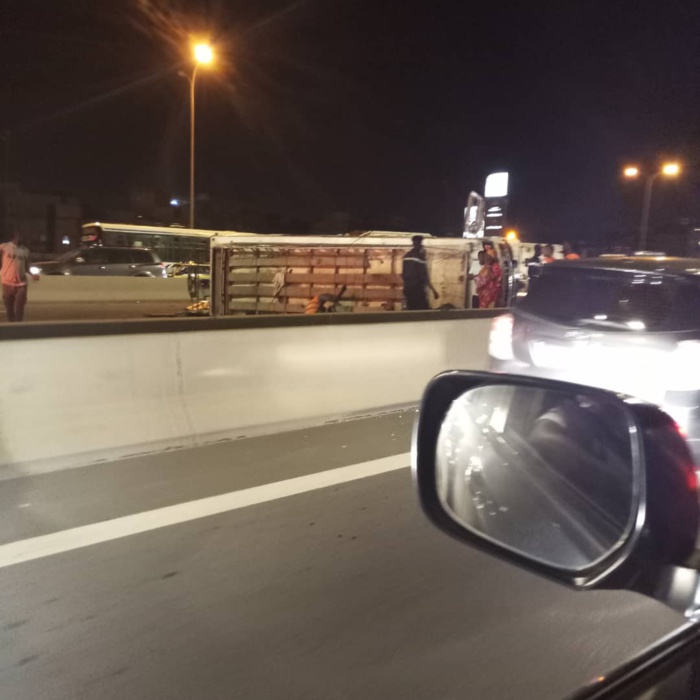 Accident sur l’autoroute à péage : Un minibus Tata se renverse à hauteur de la station Total