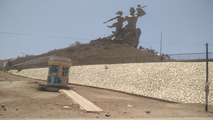 Reportage : Une billetterie du monument de la Renaissance transformée en urinoir