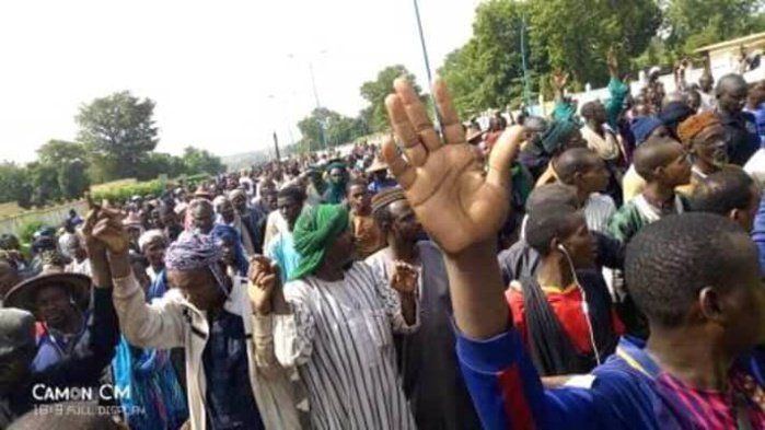 Marche de Mouvement Mbamtaré (développement) : La population de la commune de Aouré lance son cri du cœur. Marche de Mouvement Mbamtaré (développement) : La population de la commune de Aouré lance son cri du cœur.