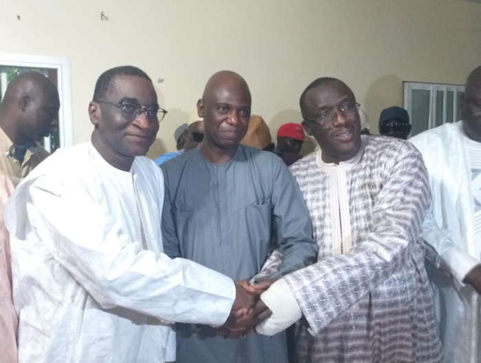 Parrainage à Podor : Dr Cheikh Oumar Anne et Racine Sy ont remis au délégué régional Mansour Faye 41.312 signatures. Parrainage à Podor : Dr Cheikh Oumar Anne et Racine Sy ont remis au délégué régional Mansour Faye 41.312 signatures.