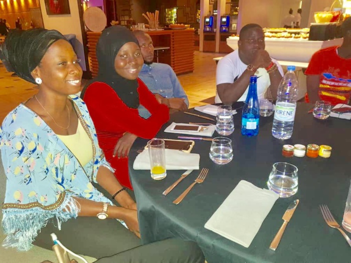 Un dîner festif pour les journalistes gambiens après leur victoire (1-0) sur l'Anps