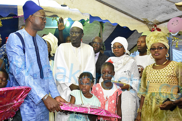 Arbre de noël des 4 zones de la Médina : Cheikh Bâ au cœur du social offre 1000 cadeaux aux enfants ( IMAGES )