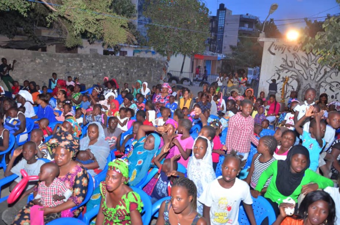 Dons de fournitures et de jouets aux enfants de la Commune de BISCUITERIE Par l'Apériste Maguette Diop ( IMAGES ) Dons de fournitures et de jouets aux enfants de la Commune de BISCUITERIE Par l'Apériste Maguette Diop ( IMAGES )