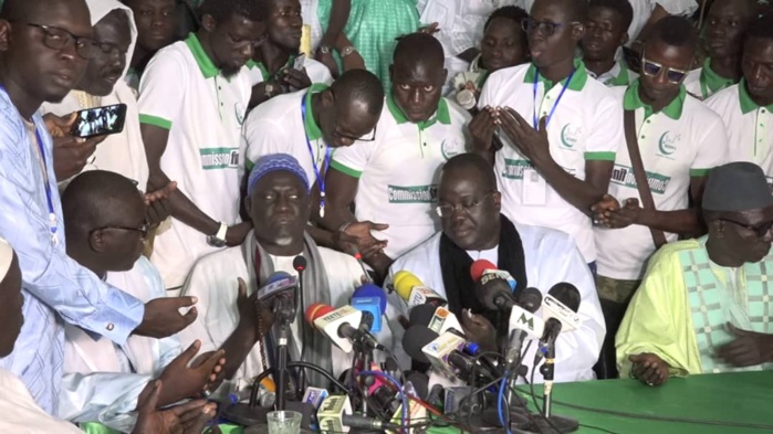 (IMAGES À TOUBA) Cheikh Abdou Lahad Mbacké Gaïndé mobilise à Darou Khoudoss et dément les rumeurs de sa démission de l'Apr