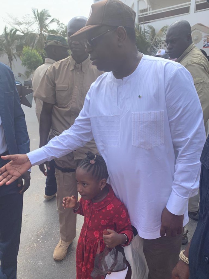 Présidentielle 2019 : Quand le candidat Macky Sall fait du porte à porte dans son quartier à Mermoz Présidentielle 2019 : Quand le candidat Macky Sall fait du porte à porte dans son quartier à Mermoz