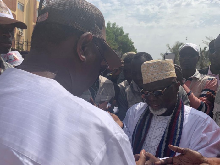 Présidentielle 2019 : Quand le candidat Macky Sall fait du porte à porte dans son quartier à Mermoz Présidentielle 2019 : Quand le candidat Macky Sall fait du porte à porte dans son quartier à Mermoz