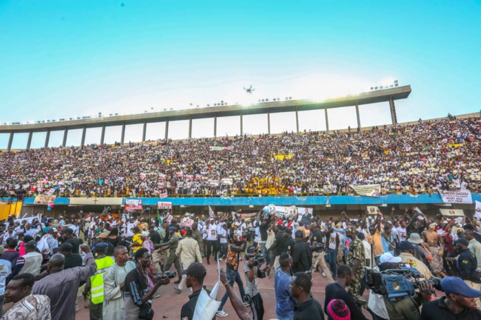 Stade Léopold Sédar Senghor : Le bain de foule de Macky Sall à son meeting de clôture Stade Léopold Sédar Senghor : Le bain de foule de Macky Sall à son meeting de clôture