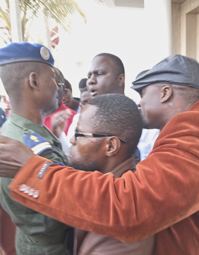 Urgent / Les femmes de la coalition IDY2019 manifestent sur la VDN : Un 2nd  tour est exigé dans un "concert de marmites", Dethié Fall malmené par la gendarmerie Urgent / Les femmes de la coalition IDY2019 manifestent sur la VDN : Un 2nd  tour est exigé dans un "concert de marmites", Dethié Fall malmené par la gendarmerie