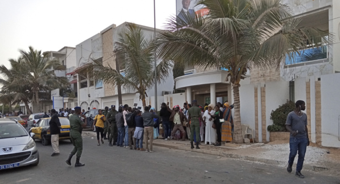 Urgent / Les femmes de la coalition IDY2019 manifestent sur la VDN : Un 2nd  tour est exigé dans un "concert de marmites", Dethié Fall malmené par la gendarmerie Urgent / Les femmes de la coalition IDY2019 manifestent sur la VDN : Un 2nd  tour est exigé dans un "concert de marmites", Dethié Fall malmené par la gendarmerie