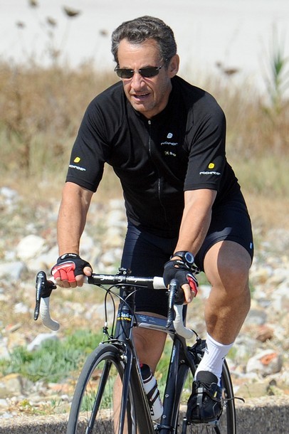 [ PHOTOS ] Nicolas Sarkozy en mode vélo.
