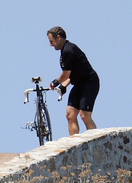 [ PHOTOS ] Nicolas Sarkozy en mode vélo.