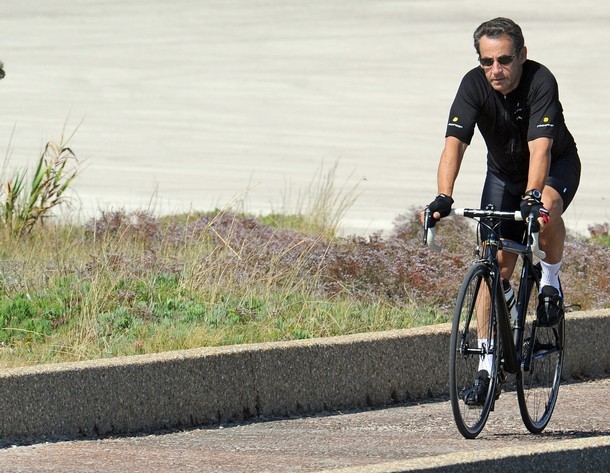 [ PHOTOS ] Nicolas Sarkozy en mode vélo.