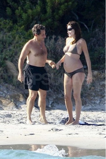 PHOTOS Carla Bruni très enceinte en bikini