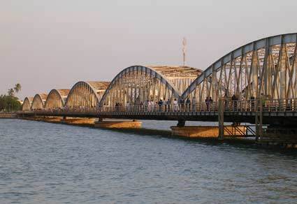 La dernière travée du Pont-Faidherbe de Saint-Louis a été posée.