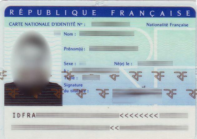 Un candidat exhibe la copie de la carte d'identité française de Karim Wade.