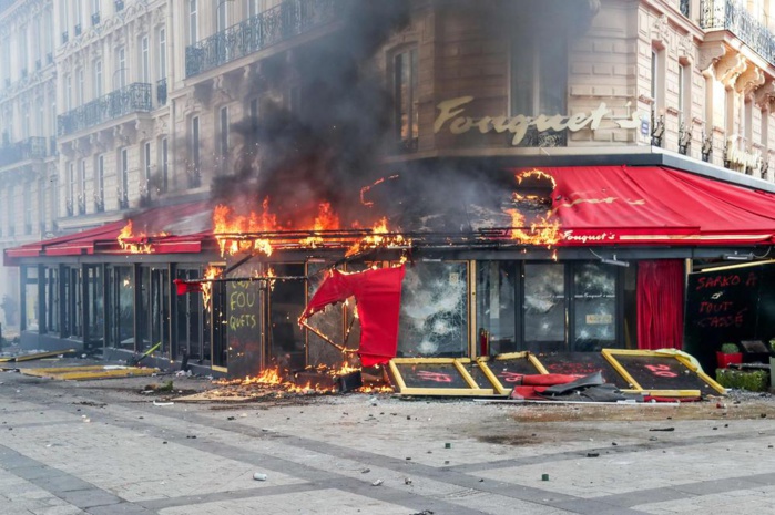 «Gilets jaunes»: Le Fouquet's incendié après avoir été saccagé