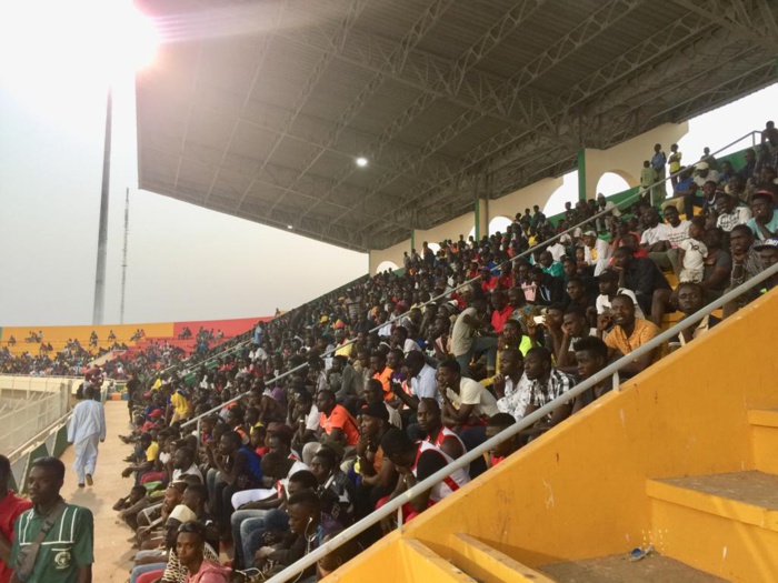 Des centaines de supporters au premier entraînement des Lions au stade Lat-Dior