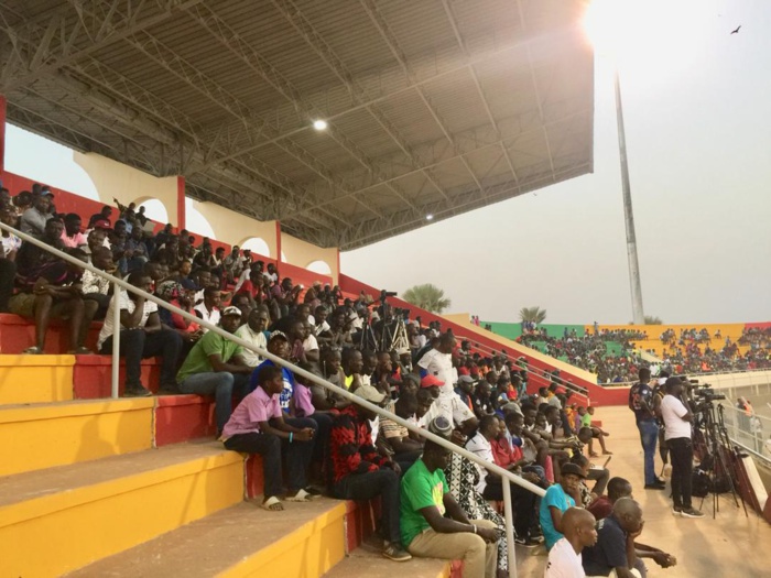 Des centaines de supporters au premier entraînement des Lions au stade Lat-Dior