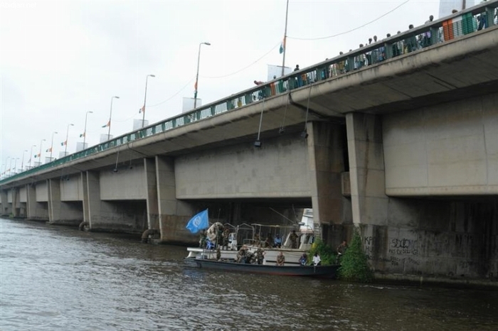 [ PHOTOS  ]  Abidjan: un bus bondé tombe dans la lagune, au moins huit corps repêchés.