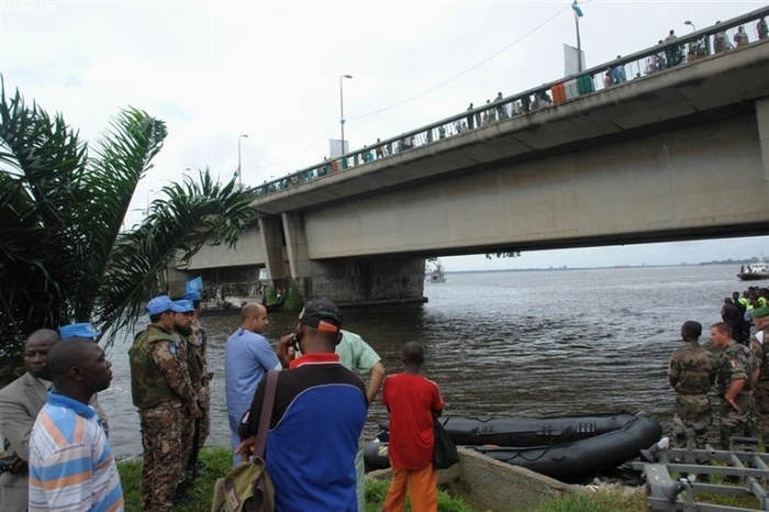 [ PHOTOS  ]  Abidjan: un bus bondé tombe dans la lagune, au moins huit corps repêchés.