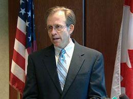 Lewis Lukens prend fonction pour mener une diplomatie de crise.