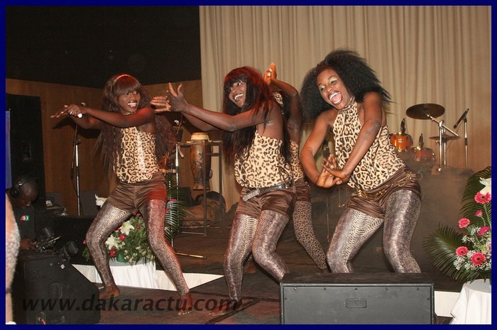 Oumou Sow et les " Amazones de Dakar".