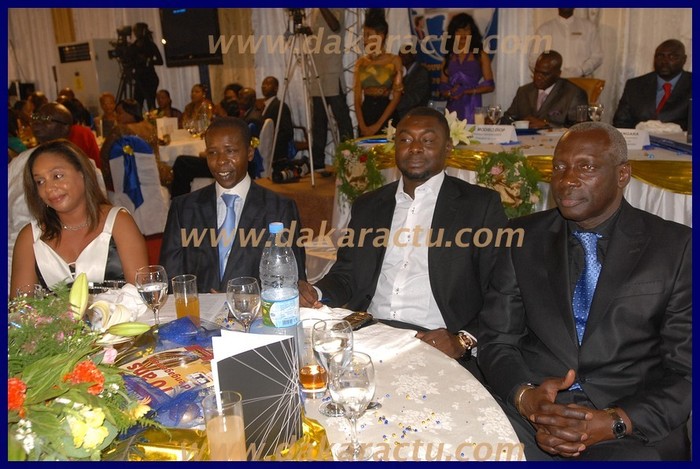 Le milliardaire Cheikh Amar entouré des siens.