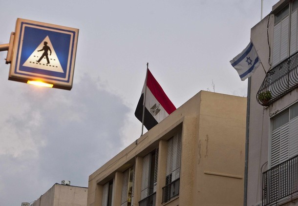 Le Caire: le drapeau égyptien hissé par un manifestant à l'ambassade d'Israël
