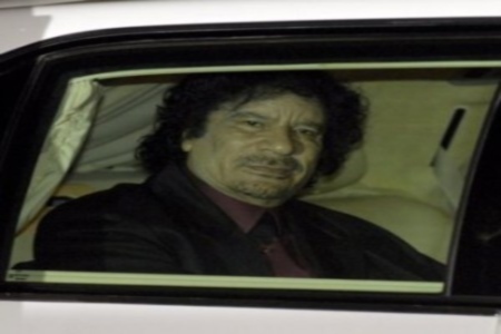 Kadhafi dans un convoi de voitures blindées en Algérie?