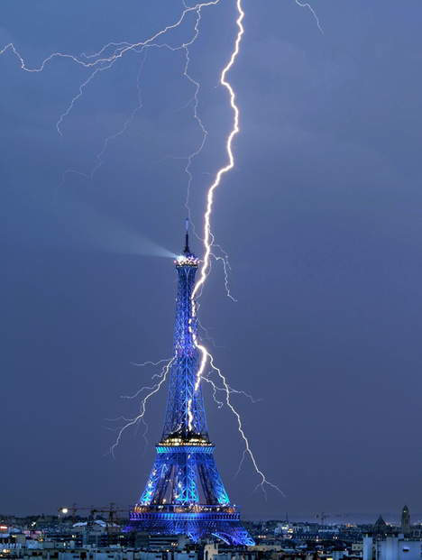 La Tour Eiffel foudroyée, la photo à un million