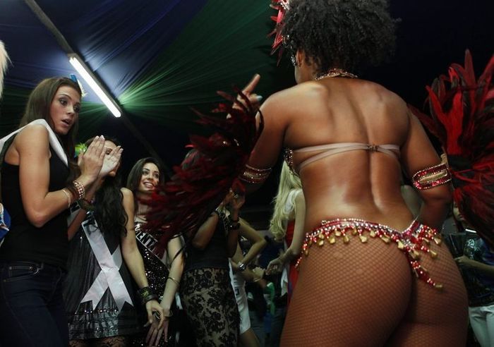 QUAND LES MISS UNIVERS DANSENT LA SAMBA ( PHOTOS )